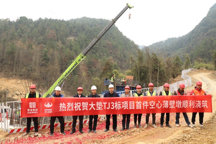TJ3標(biāo)首件薄壁墩順利澆筑(1).jpg