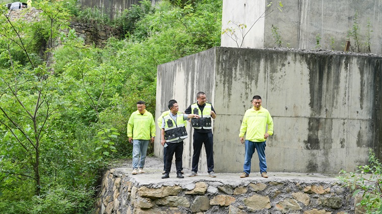 （掛網(wǎng)、微推）20250625川南公司開展轄區(qū)高速公路汛期地質(zhì)災(zāi)害和橋梁運行安全風(fēng)險隱患排查2.jpg