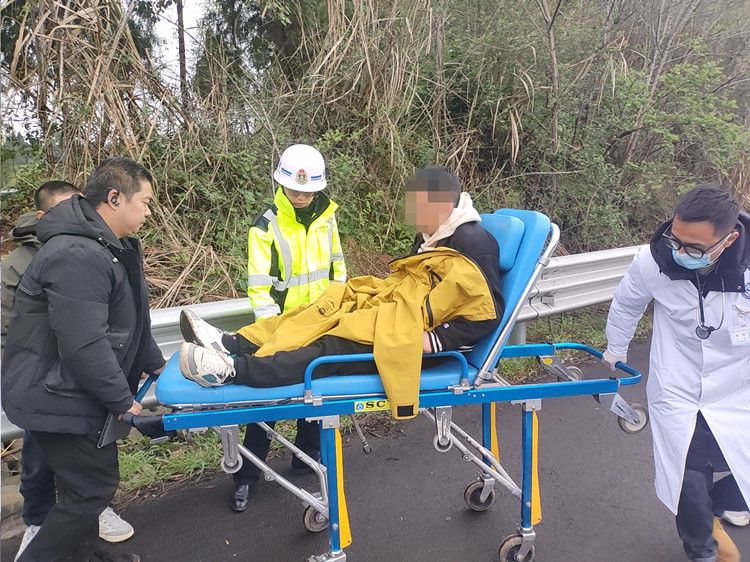 20250414渝蓉高速緊急救援，路巡隊員爭分奪秒，守護司乘生命安全 (2)_副本.jpg
