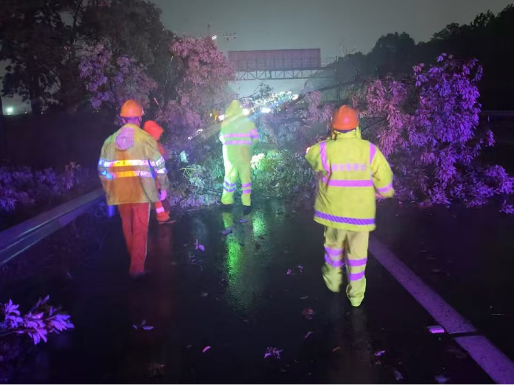 連夜迎戰(zhàn)惡劣天氣 筑牢汛期安全防線2.png
