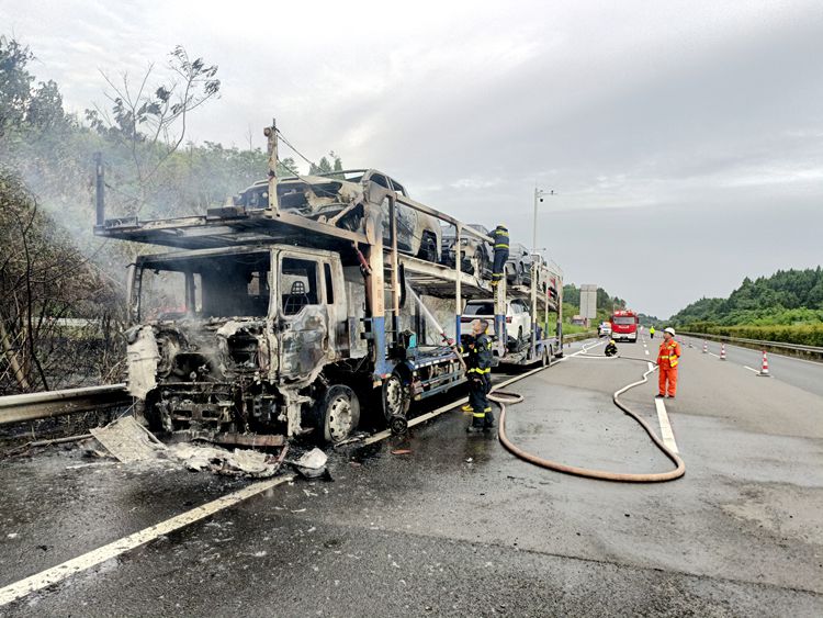20250524渝蓉高速成功處置一起商品運(yùn)輸車自燃事故 (2)_副本.jpg