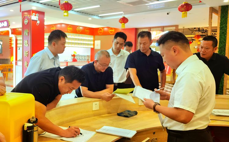 20250530川西公司黨委委員、副總經理孫彬到渝蓉高速開展節(jié)前安全檢查工作_副本.jpg