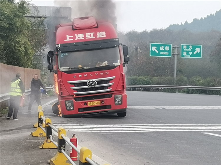 成南公司大英收費(fèi)站高效處置貨車(chē)自燃事故.jpg