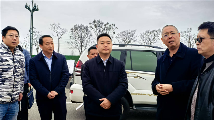 成都市交通運輸局黨組成員、副局長吳三育赴成南高速公路擴容項目成都段檢查全國“兩會”期間安全生產(chǎn)工作.JPG