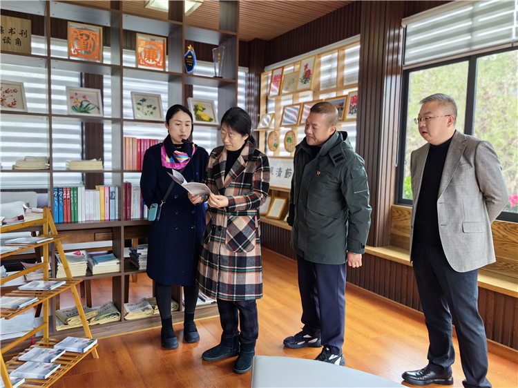 成南公司黨委委員、職工董事、工會(huì)主席人選吳華峰調(diào)研成南公司各管理處職工小家建設(shè)工作.jpg