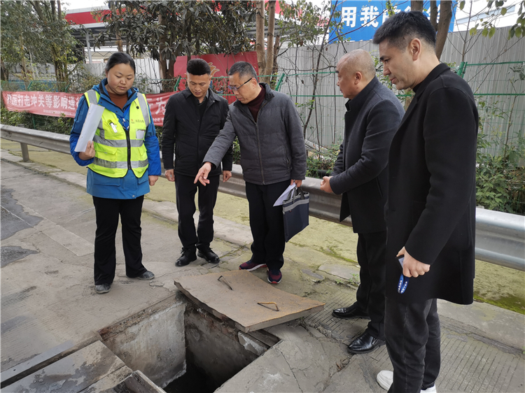 遂寧市市場監(jiān)督管理局聯(lián)合多部門檢查指導(dǎo)成南公司回馬站治超工作.jpg