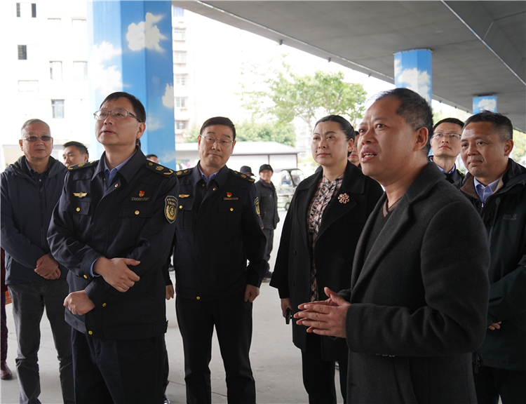 省交通執(zhí)法總隊（廳高管局）黨委書記、總隊長（局長）蒲朝勇一行赴成南公司開展調研.jpg